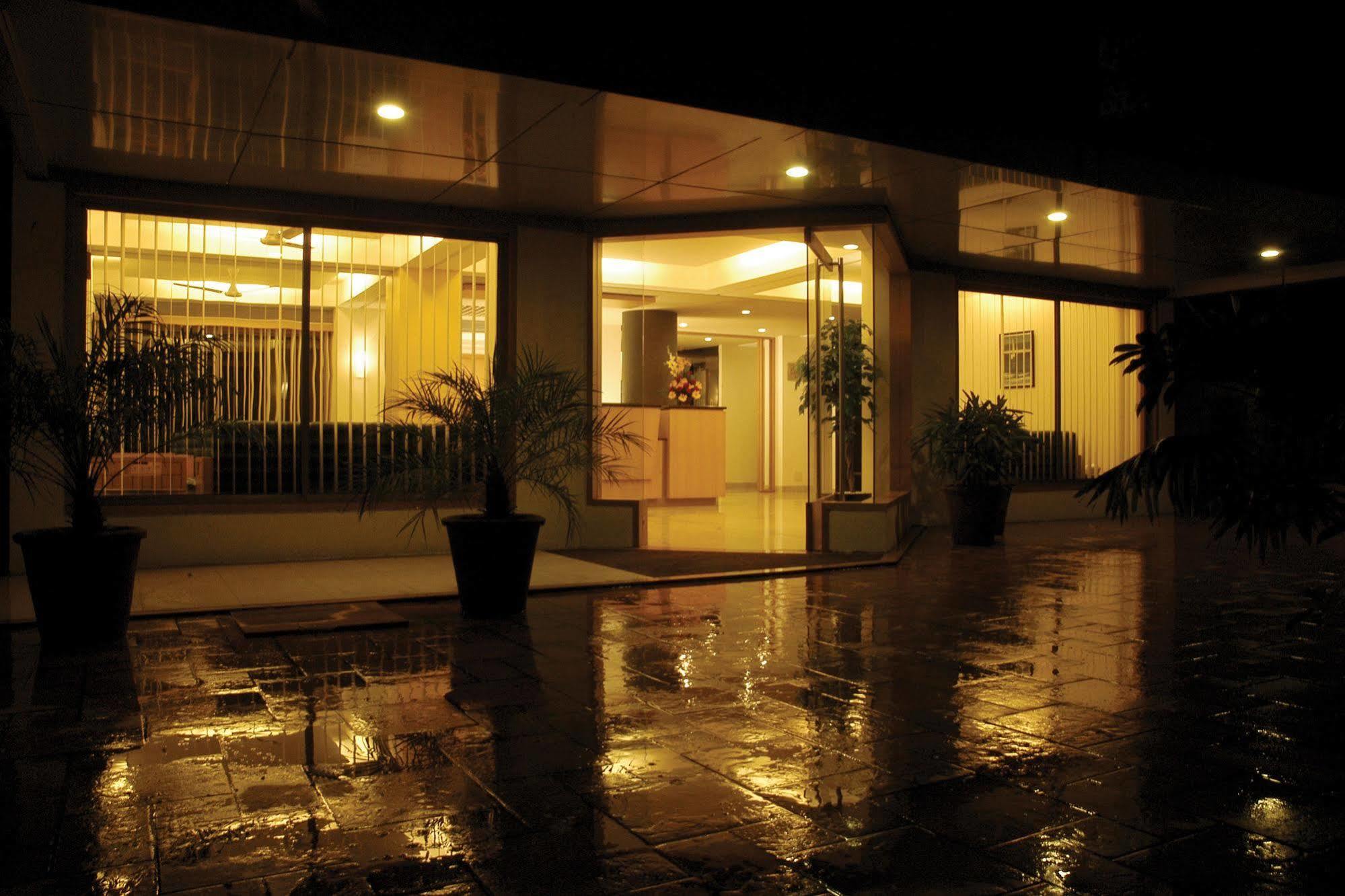 โฮเต็ล สกายลอน Hotel อาเมดาบัด ภายนอก รูปภาพ